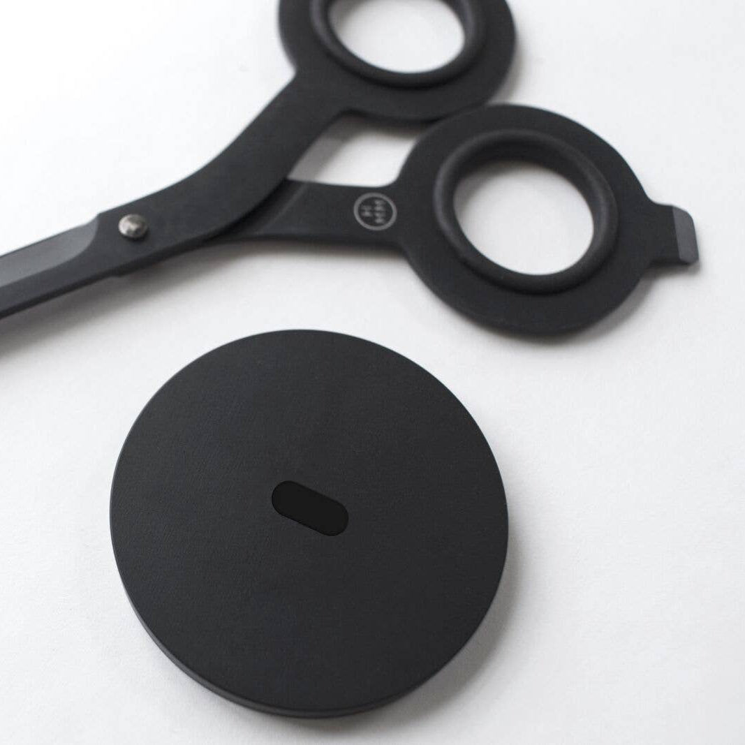 HMM Black Scissors with Base, Detail